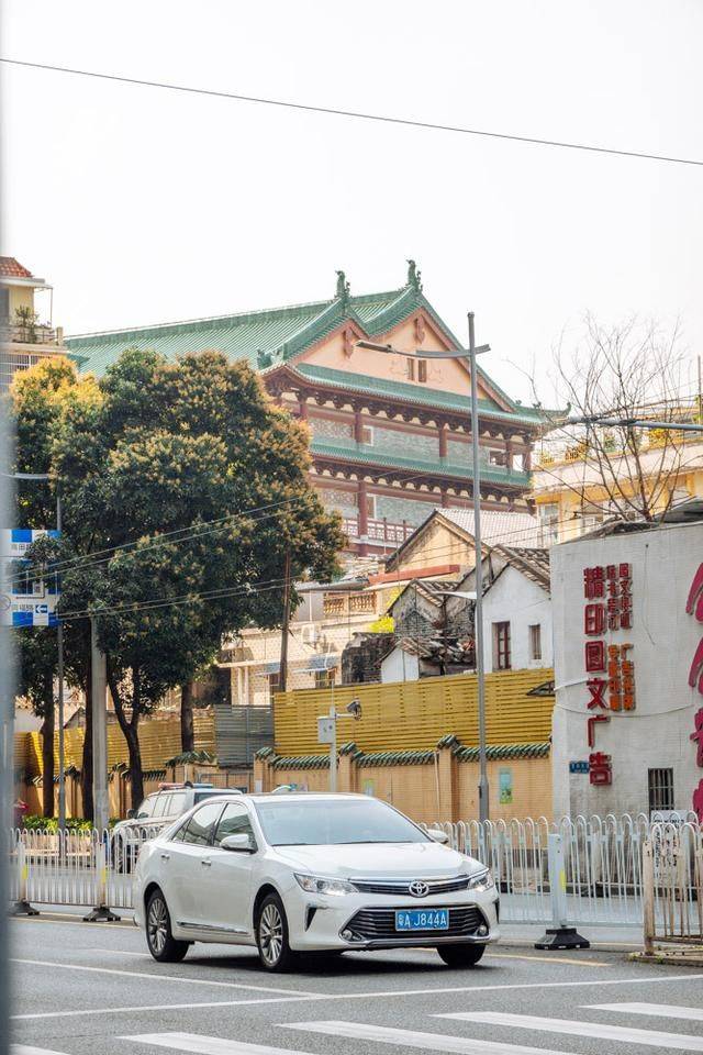海珠区最热闹的地段，竟然还有个寺庙，古色古香拍照无敌2