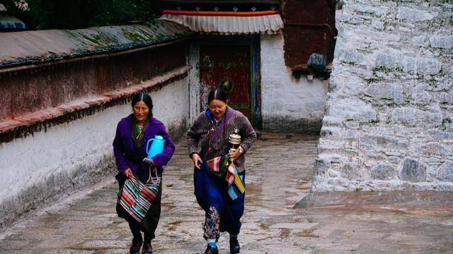 拉萨色拉寺,雨天参观也很美25