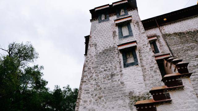 拉萨色拉寺,雨天参观也很美26