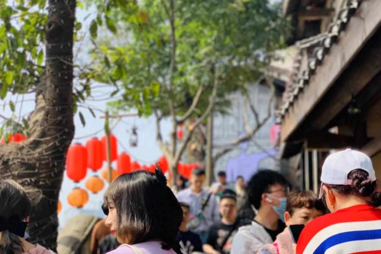 重庆春季出游攻略:迎来新生的山城巷,荒野花园里游客络绎不绝1