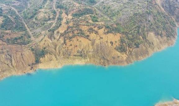 广西一处神秘矿坑，集稻城亚丁、可可苏里、红土地和黄土高坡之美3