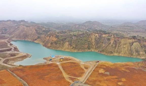 广西一处神秘矿坑，集稻城亚丁、可可苏里、红土地和黄土高坡之美5