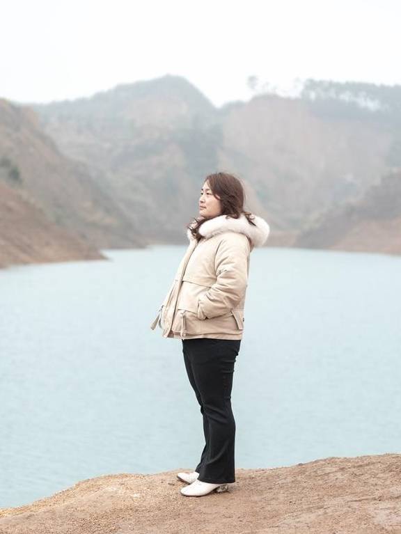 广西一处神秘矿坑，集稻城亚丁、可可苏里、红土地和黄土高坡之美7