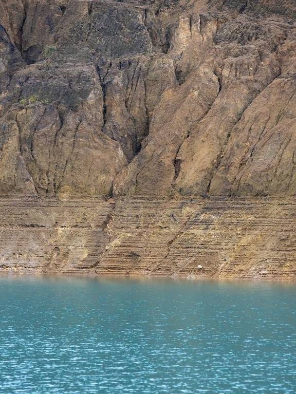 广西一处神秘矿坑，集稻城亚丁、可可苏里、红土地和黄土高坡之美8