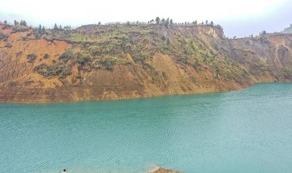 广西一处神秘矿坑，集稻城亚丁、可可苏里、红土地和黄土高坡之美9