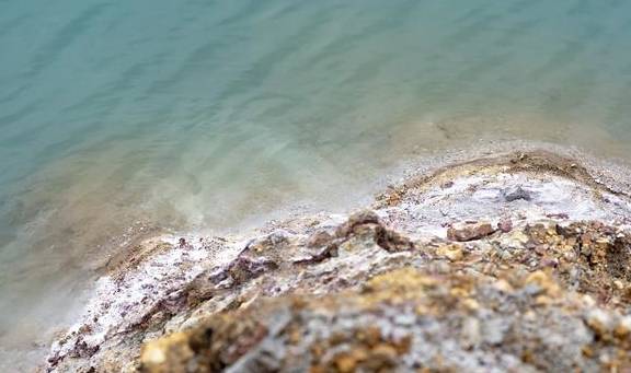 广西一处神秘矿坑，集稻城亚丁、可可苏里、红土地和黄土高坡之美11