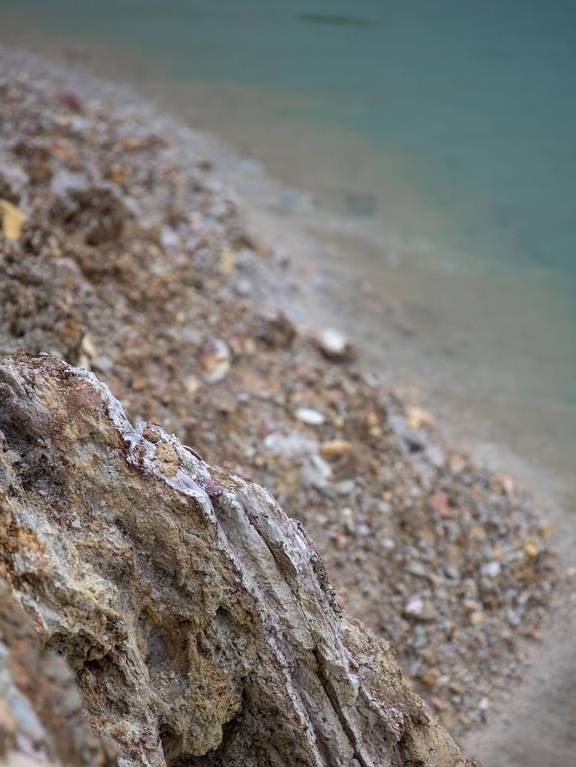 广西一处神秘矿坑，集稻城亚丁、可可苏里、红土地和黄土高坡之美10