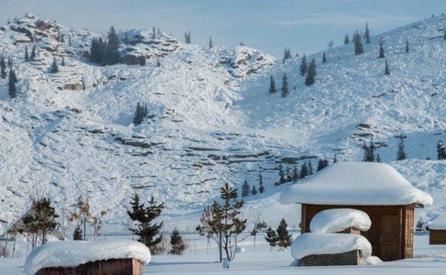 月球正在逐渐远离地球,如果是慢慢靠近,对地球会有什么影响?4