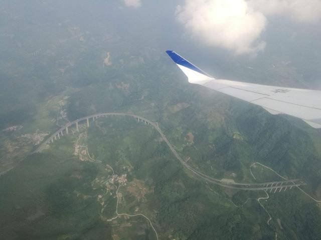 国内最危险的机场:三分之二靠堆填完成,四周以悬崖峭壁为主4