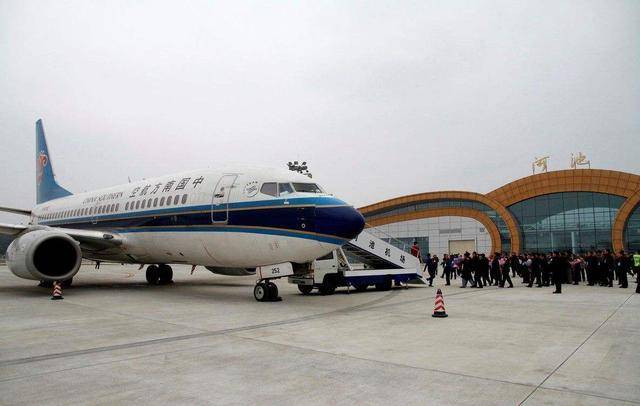 国内最危险的机场:三分之二靠堆填完成,四周以悬崖峭壁为主5