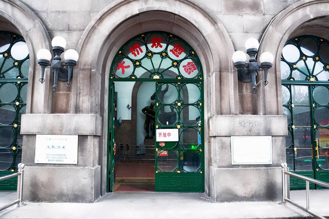 武汉长江大桥：万里长江第一桥，免门票，是俯揽城市美景的好去处6