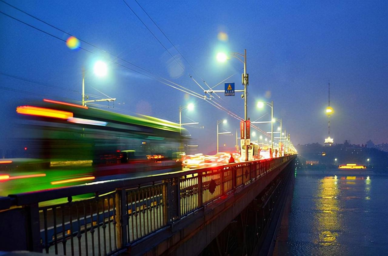 武汉长江大桥：万里长江第一桥，免门票，是俯揽城市美景的好去处11