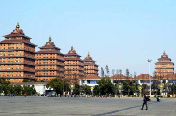 曾经很风光的华西村,每家每户都有豪车,现在怎么没动静了?2