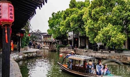 浙江古镇坐落在水网之中,沪杭铁路穿境而过,樱花三月热闹的水乡1