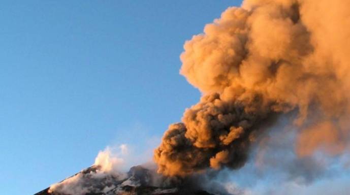 撞了南墙也不回头?中国游客再度“置身于险地”,这次后果自己担4