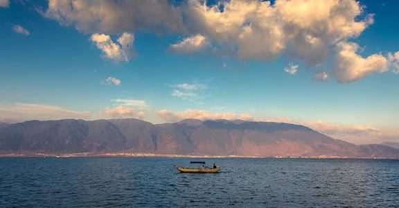 云南境内无人不知的小城,人均工资不到5000,但房价却近两万1