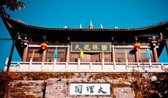 云南境内无人不知的小城,人均工资不到5000,但房价却近两万3