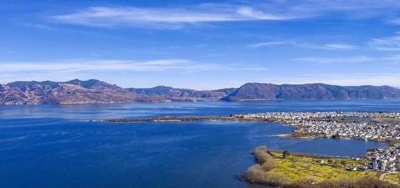 云南境内无人不知的小城,人均工资不到5000,但房价却近两万5