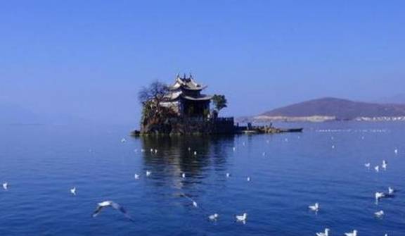 云南境内无人不知的小城,人均工资不到5000,但房价却近两万6