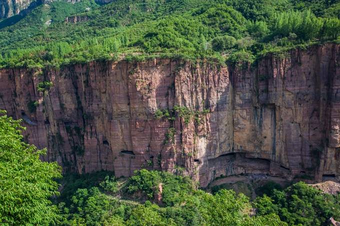 河南辉县有条“人间奇迹”挂壁公路,绝壁如刀削斧砍,充满了惊险2