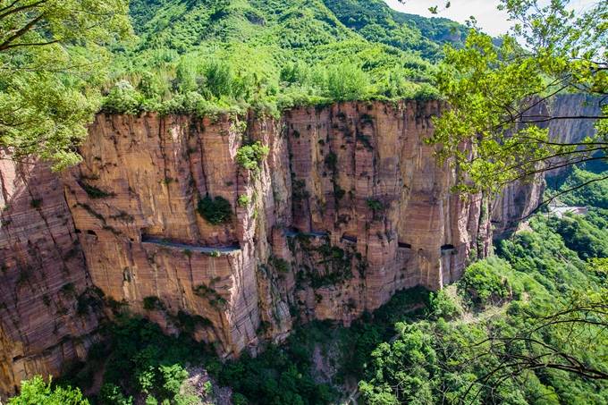河南辉县有条“人间奇迹”挂壁公路,绝壁如刀削斧砍,充满了惊险3