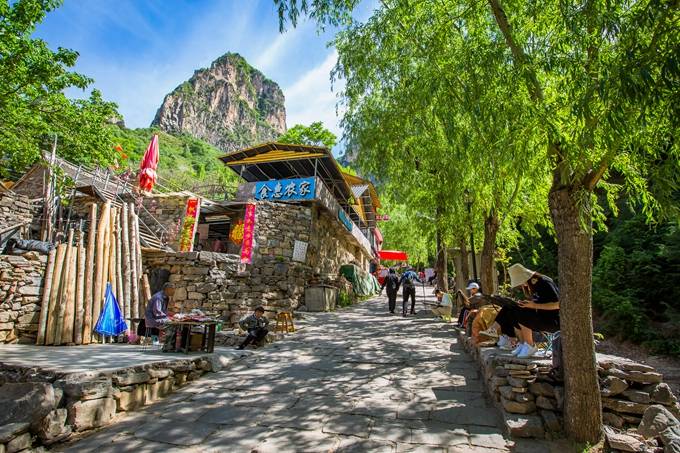 河南辉县有条“人间奇迹”挂壁公路,绝壁如刀削斧砍,充满了惊险4