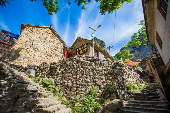 河南辉县有条“人间奇迹”挂壁公路,绝壁如刀削斧砍,充满了惊险5