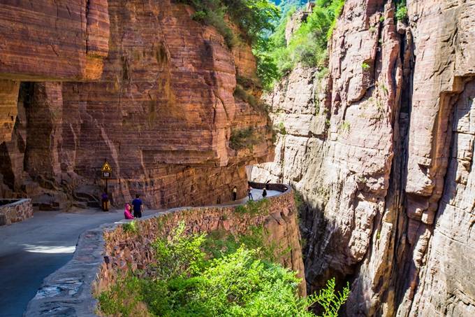 河南辉县有条“人间奇迹”挂壁公路,绝壁如刀削斧砍,充满了惊险6