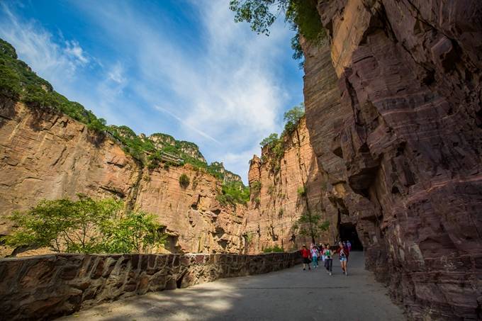 河南辉县有条“人间奇迹”挂壁公路,绝壁如刀削斧砍,充满了惊险8