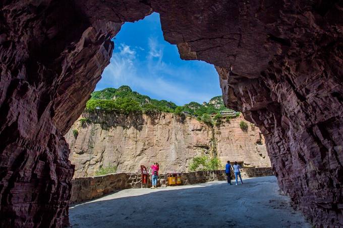 河南辉县有条“人间奇迹”挂壁公路,绝壁如刀削斧砍,充满了惊险9