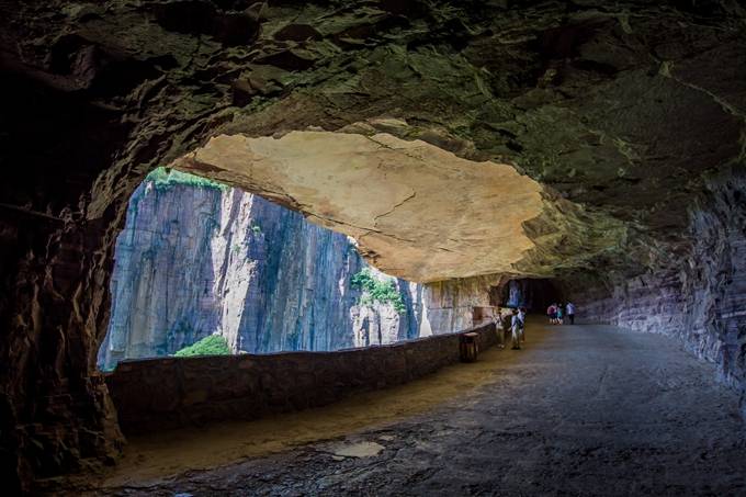 河南辉县有条“人间奇迹”挂壁公路,绝壁如刀削斧砍,充满了惊险10
