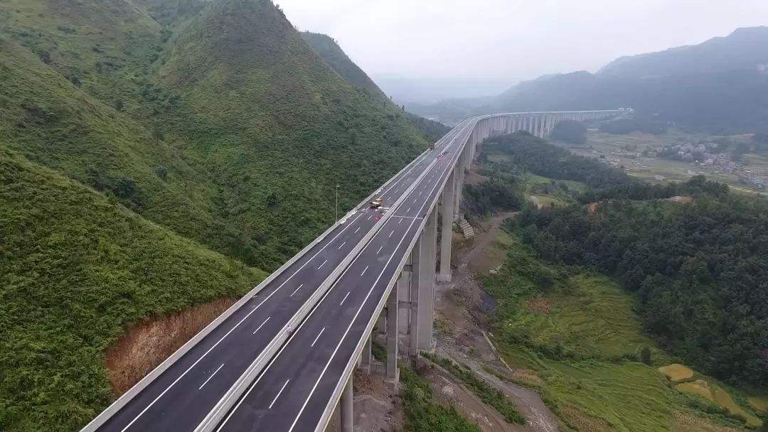 贵州高速大桥设计特殊匝道,走错可以调头,不用再担心走错道了9