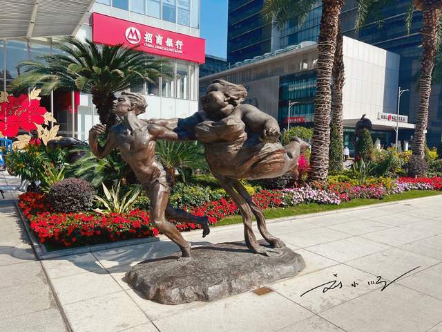 实拍广州珠江新城路边的前卫雕塑,造型太奇特,游客直呼:看不懂1