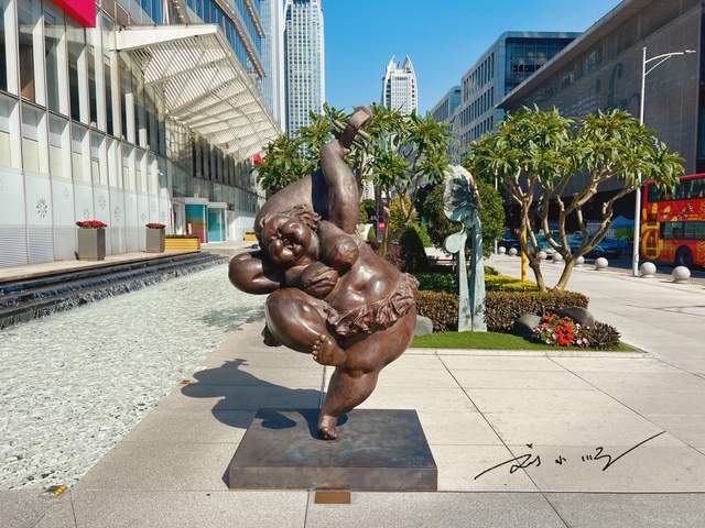 实拍广州珠江新城路边的前卫雕塑,造型太奇特,游客直呼:看不懂3