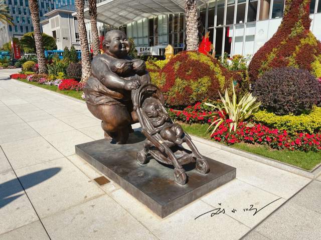 实拍广州珠江新城路边的前卫雕塑,造型太奇特,游客直呼:看不懂4