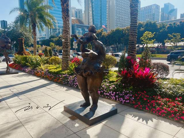 实拍广州珠江新城路边的前卫雕塑,造型太奇特,游客直呼:看不懂5