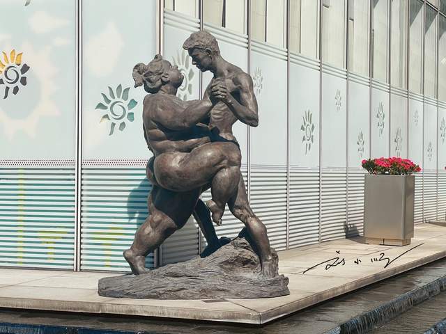 实拍广州珠江新城路边的前卫雕塑,造型太奇特,游客直呼:看不懂6