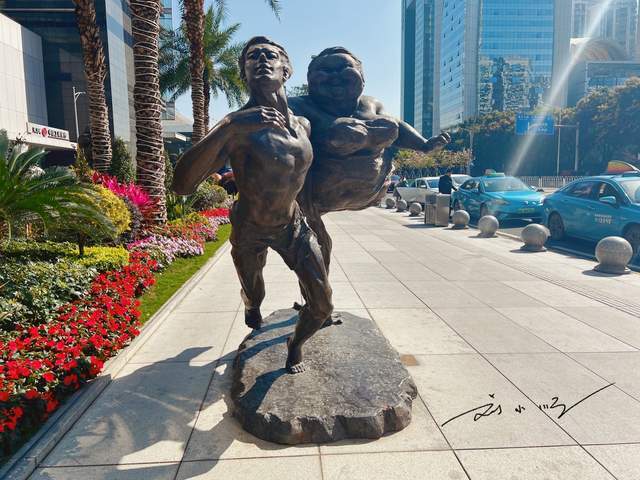 实拍广州珠江新城路边的前卫雕塑,造型太奇特,游客直呼:看不懂7