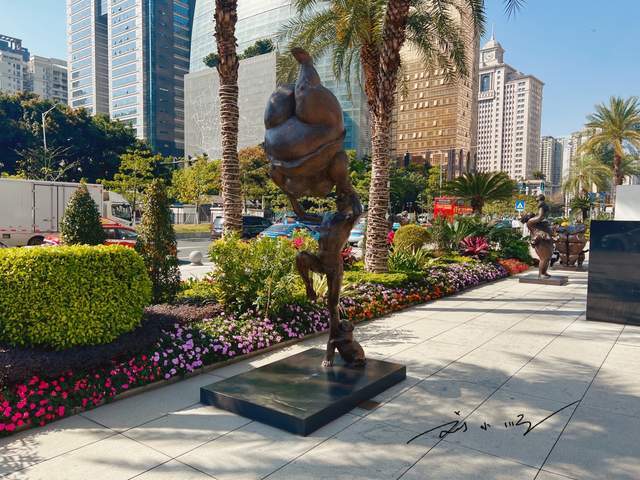 实拍广州珠江新城路边的前卫雕塑,造型太奇特,游客直呼:看不懂8