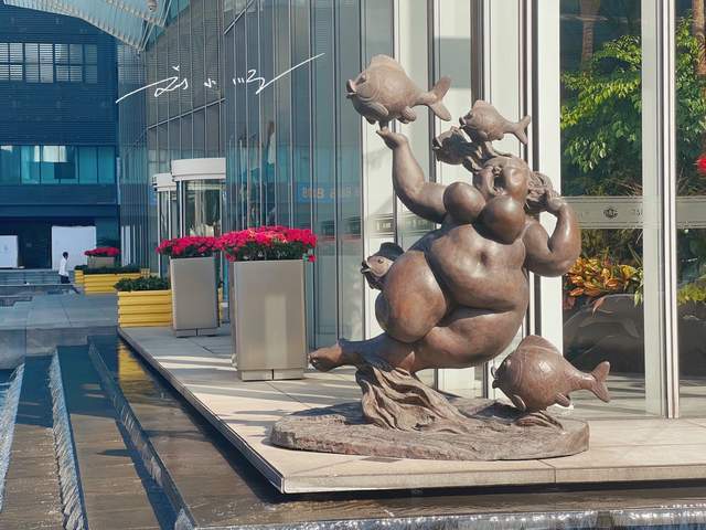 实拍广州珠江新城路边的前卫雕塑,造型太奇特,游客直呼:看不懂11