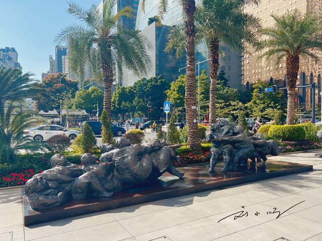 实拍广州珠江新城路边的前卫雕塑,造型太奇特,游客直呼:看不懂9