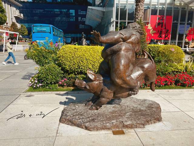 实拍广州珠江新城路边的前卫雕塑,造型太奇特,游客直呼:看不懂10