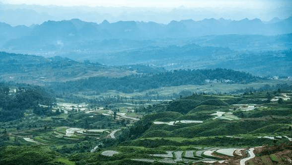 中国唯一没有平原的省份：地无三尺平，却县县通高速成旅游大省1