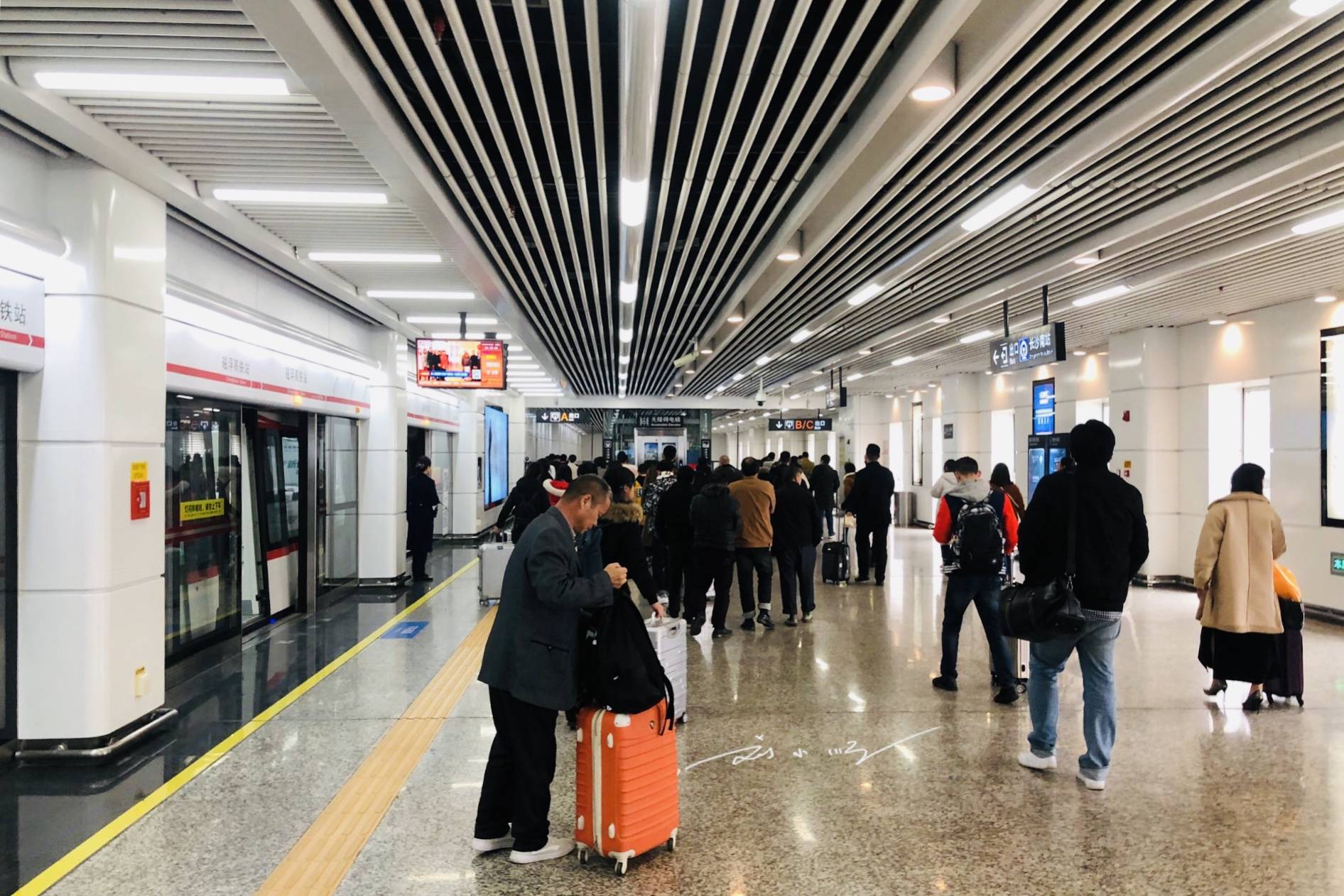 长沙有中国首条自主产权的磁浮列车，机场到高铁站最快只需16分钟1