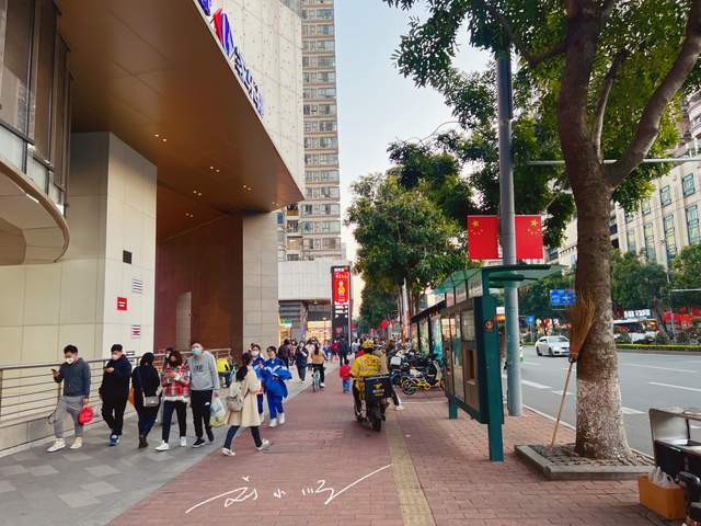 广州市荔湾区这家商场位置优越，两条地铁线交汇，人气却不怎么旺2