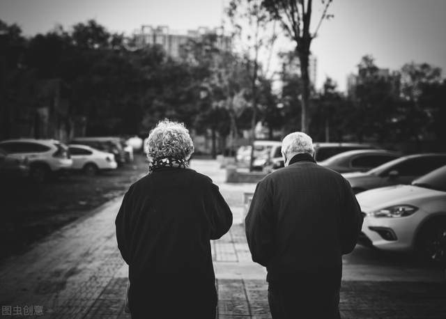 老年人花大价钱买保健品，背后的原因是什么？1