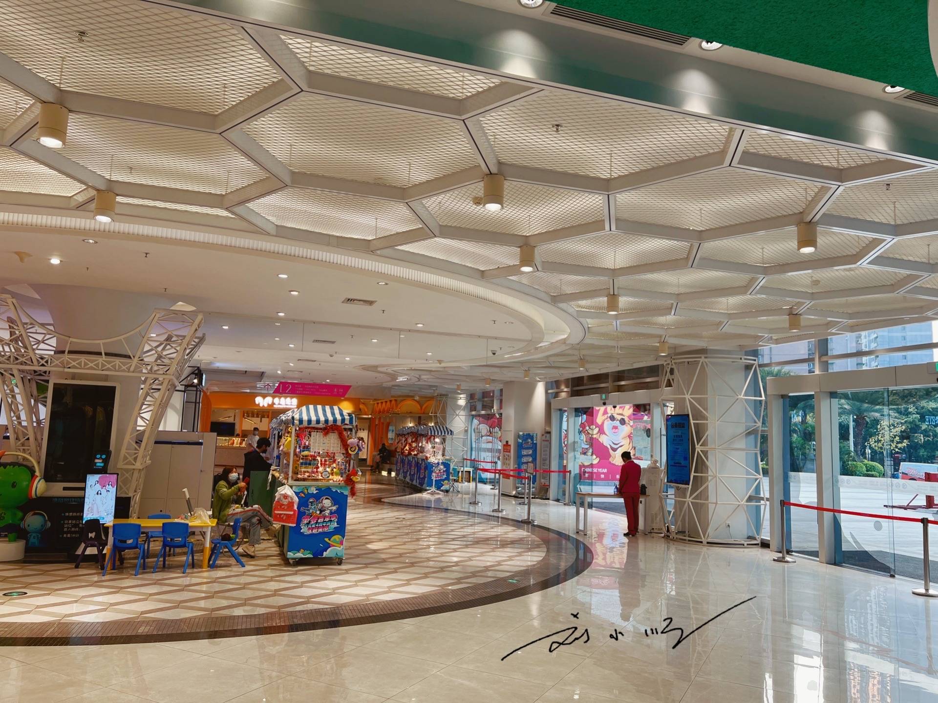 广州海珠区有一家儿童主题的商场,外形奇特,就在琶洲地铁站附近6