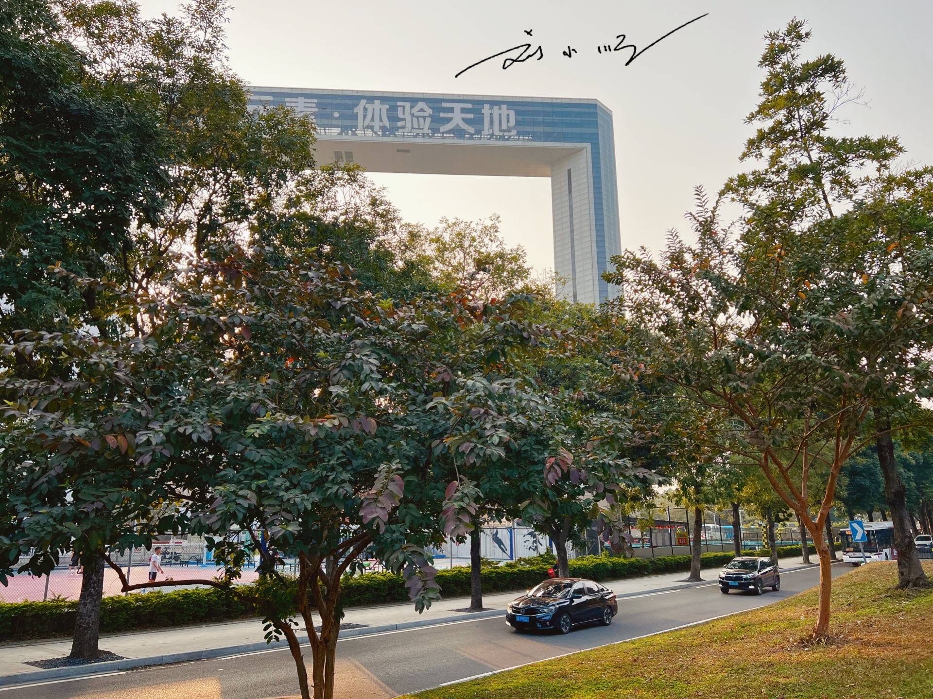 广州海珠区有一家儿童主题的商场,外形奇特,就在琶洲地铁站附近9