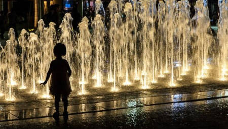 世界上最大的喷泉，一次喷水量约7吨，水柱最高能喷达高空150米处1