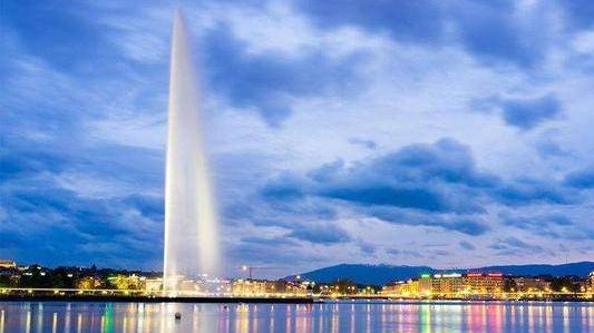 世界上最大的喷泉，一次喷水量约7吨，水柱最高能喷达高空150米处4